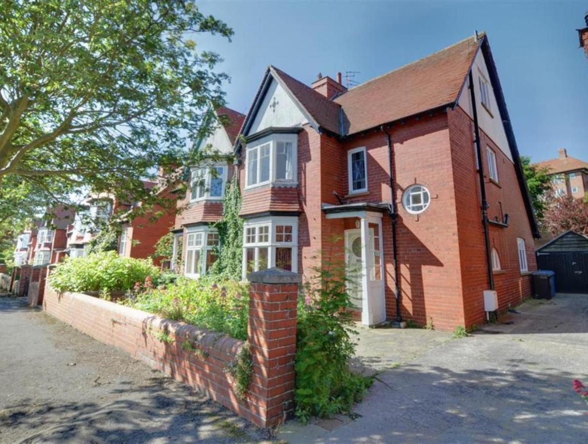 Large 5 Bed House In Scarborough Near The Beach, Large Garden & Hot Tub Exterior foto