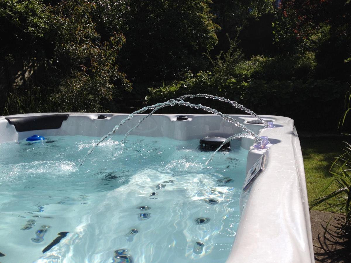 Large 5 Bed House In Scarborough Near The Beach, Large Garden & Hot Tub Exterior foto