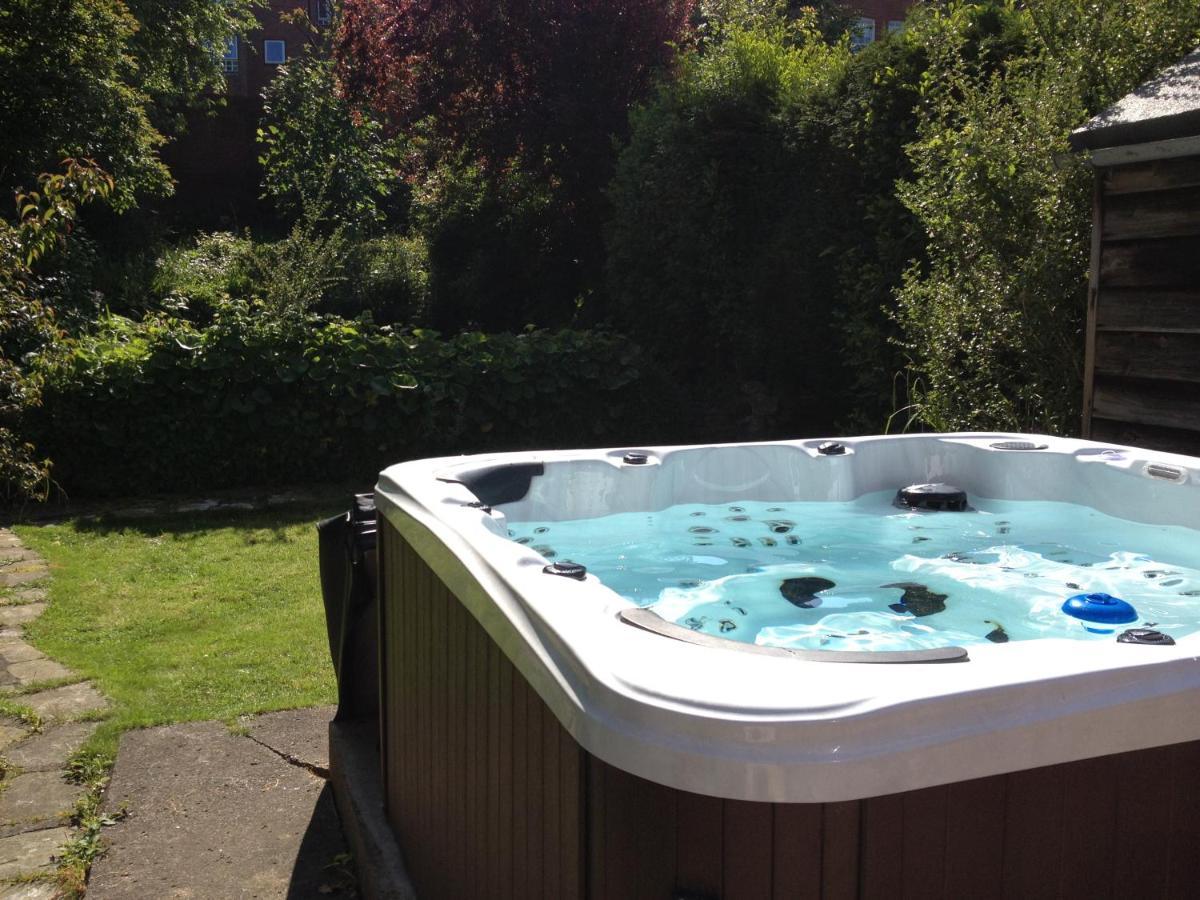 Large 5 Bed House In Scarborough Near The Beach, Large Garden & Hot Tub Exterior foto