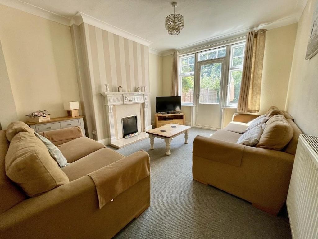 Large 5 Bed House In Scarborough Near The Beach, Large Garden & Hot Tub Exterior foto