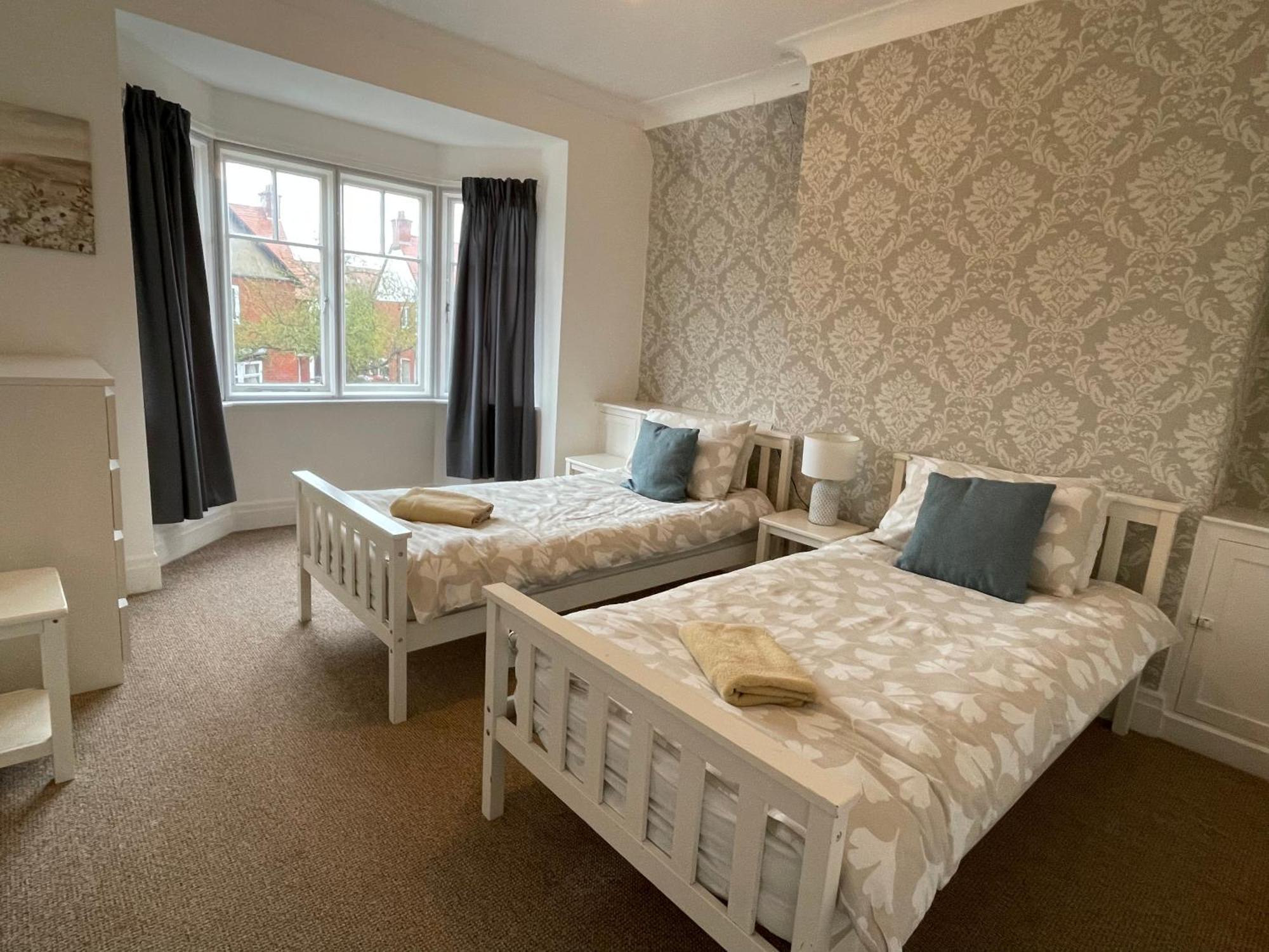 Large 5 Bed House In Scarborough Near The Beach, Large Garden & Hot Tub Exterior foto